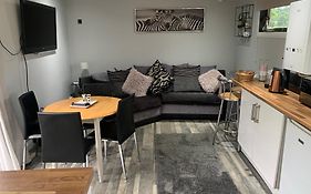 Stunning 2-Bed Cabin In Nantglyn Denbigh