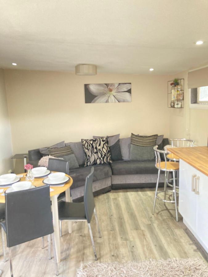 Stunning 2-Bed Cabin In Nantglyn Denbigh Exterior photo